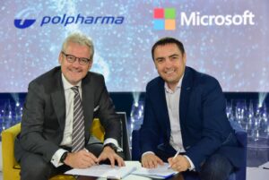 Markus Sieger, Prezes Grupy Polpharma i Mark Loughran sign papers