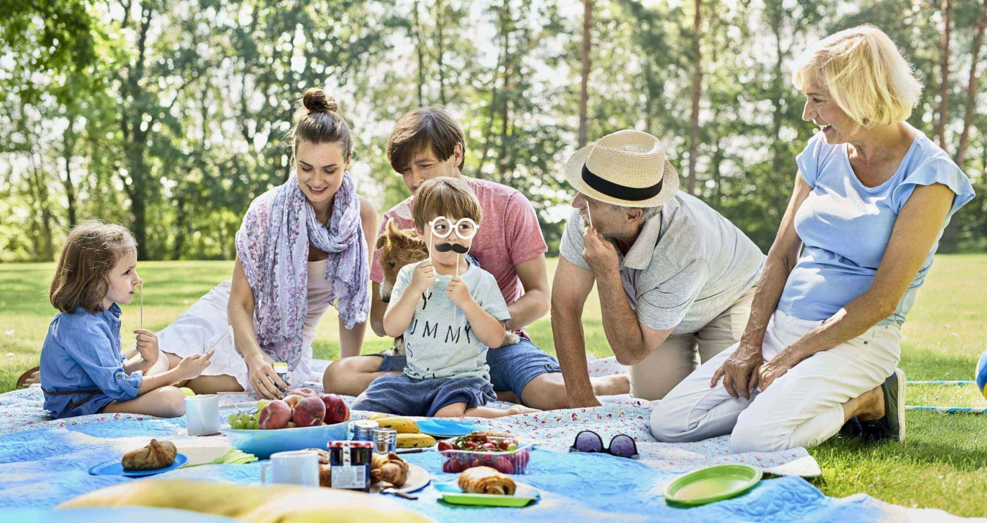 Trzypokoleniowa rodzina na pikniku