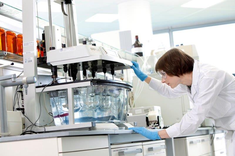 Pracownica laboratorium wykonująca badania